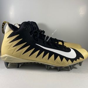 15 wide football cleats